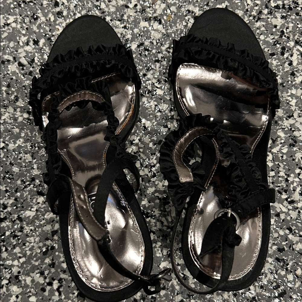 NWOT Elegant Black Ruffled Women's Sandals unlisted.
